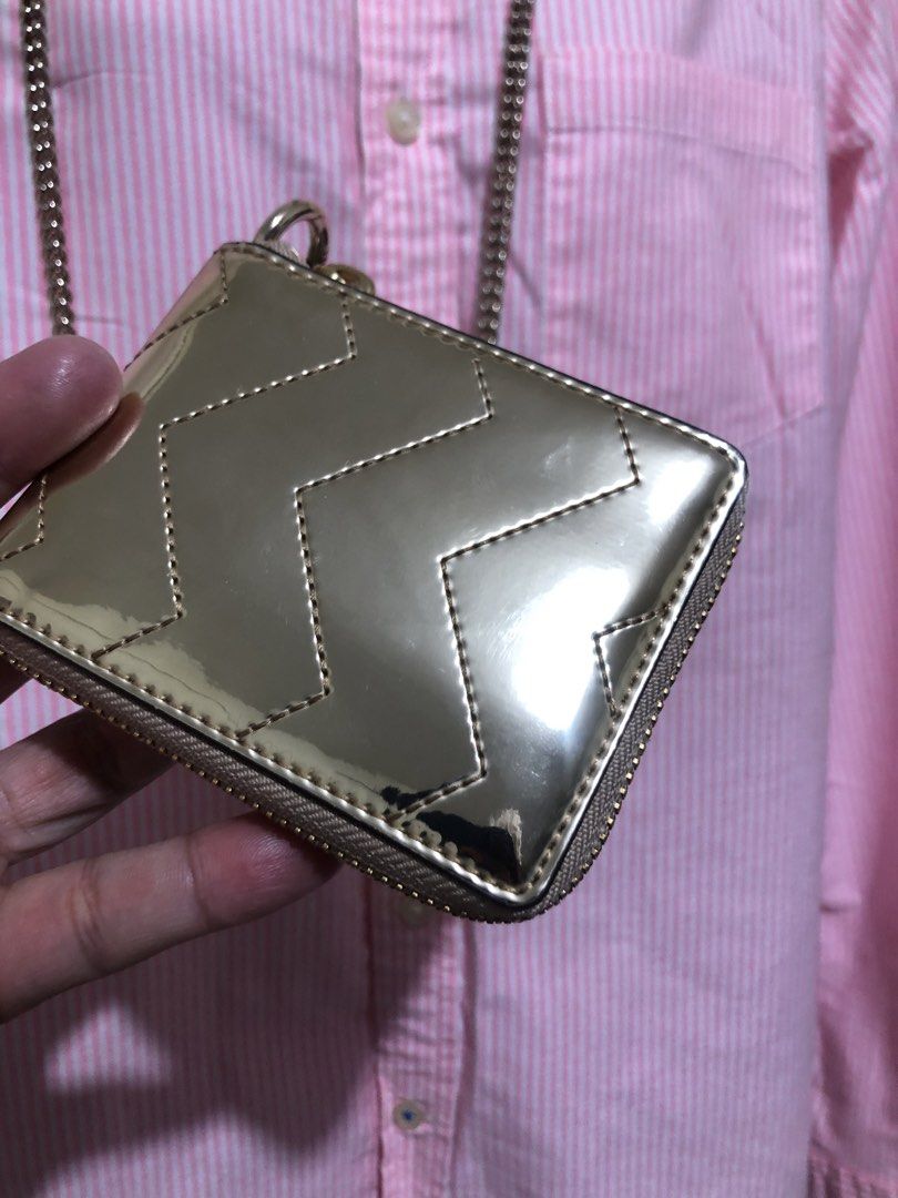 Sndro paris freeship (Category: Wallets & Card holders) located in Balete No 2. Submitted by troyesybang (Listing ID 1454877815, Image 2). Description: High shine card wallet Good used conditin Gold chsin Og sandro paris Fix price May part hindi shiny sa loob.