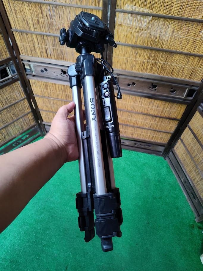 Sony VCT-D680RM Video Camera Tripod With Wired Remote (Category: Tripods & Monopods) located in Dasmarinas. Submitted by k3japanstoreph (Listing ID 1454834033, Image 1). Description: FOR SALE Preloved Sony VCT-D680RM Video Camera Tripod With Wired Remote Integrated Handle 9/10 condition ✅ Actual photos (WYSIWYG) ❌ No return, no exchange ₱1,200 — Mine now, pay now 💳 📍 Dasmariñas, Cavite 🚚 Ships nationwide 📦 Shipping fee shouldered by buyer 💳 