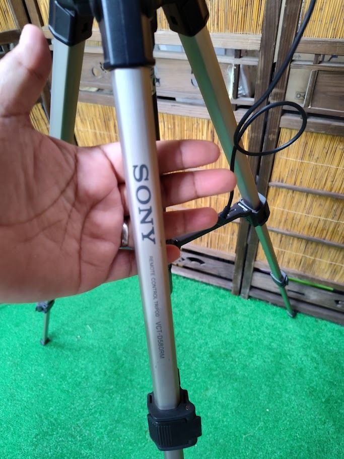 Sony VCT-D680RM Video Camera Tripod With Wired Remote (Category: Tripods & Monopods) located in Dasmarinas. Submitted by k3japanstoreph (Listing ID 1454834033, Image 3). Description: FOR SALE Preloved Sony VCT-D680RM Video Camera Tripod With Wired Remote Integrated Handle 9/10 condition ✅ Actual photos (WYSIWYG) ❌ No return, no exchange ₱1,200 — Mine now, pay now 💳 📍 Dasmariñas, Cavite 🚚 Ships nationwide 📦 Shipping fee shouldered by buyer 💳 