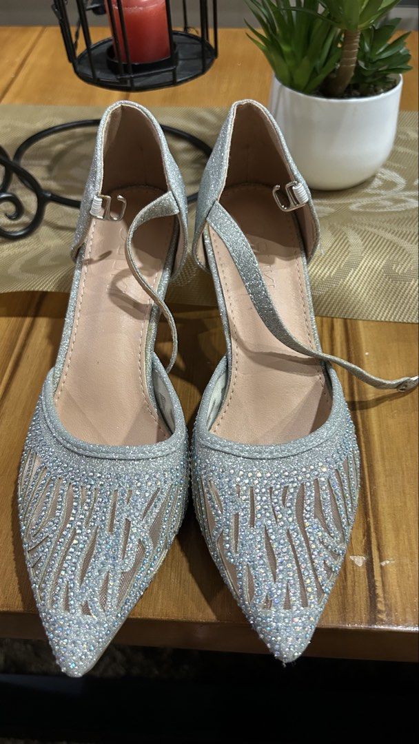 Suki Silver heels (Category: Heels) located in San Fernando. Submitted by TheBTBs (Listing ID 1454935227, Image 2). Description: Size 36.