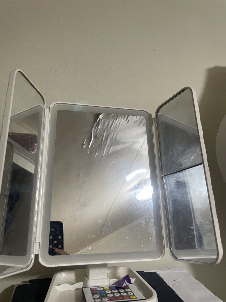 Table Mirror (Category: Other Home Appliances) located in Manila. Submitted by ducletteristtt_ (Listing ID 1454874386, Image 3). Description: Gumagana light need lang i charge .