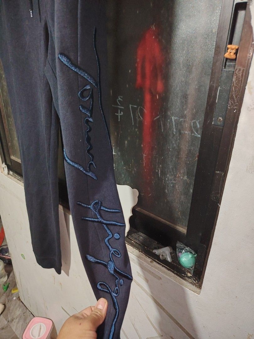 Tommy Hilfiger jogging pants nvy blue (Category: Joggers) located in Malabon City. Submitted by jhe_bicio_online-thriftshop (Listing ID 1454894593, Image 2). Description: Size M on tag Waist 32 up garterized Length 38 Garterized hem.