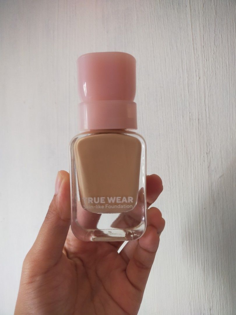 TRUEWEAR 4D Skin-Like Foundation 30ML (Category: Makeup) located in Santo Tomas. Submitted by zenzenzennaya (Listing ID 1454834818, Image 2). Description: - TRUEWEAR 4D Skin-Like Foundation - 30ml bottle size - Creates a natural, skin-like finish - Perfect for everyday makeup - Packaging: Light pink box - Bottle: Clear glass with pink pump dispenser and cap Rfs: switched/focusing on skincare True wear vice co light warm - minsan lang nagamit, (ex
