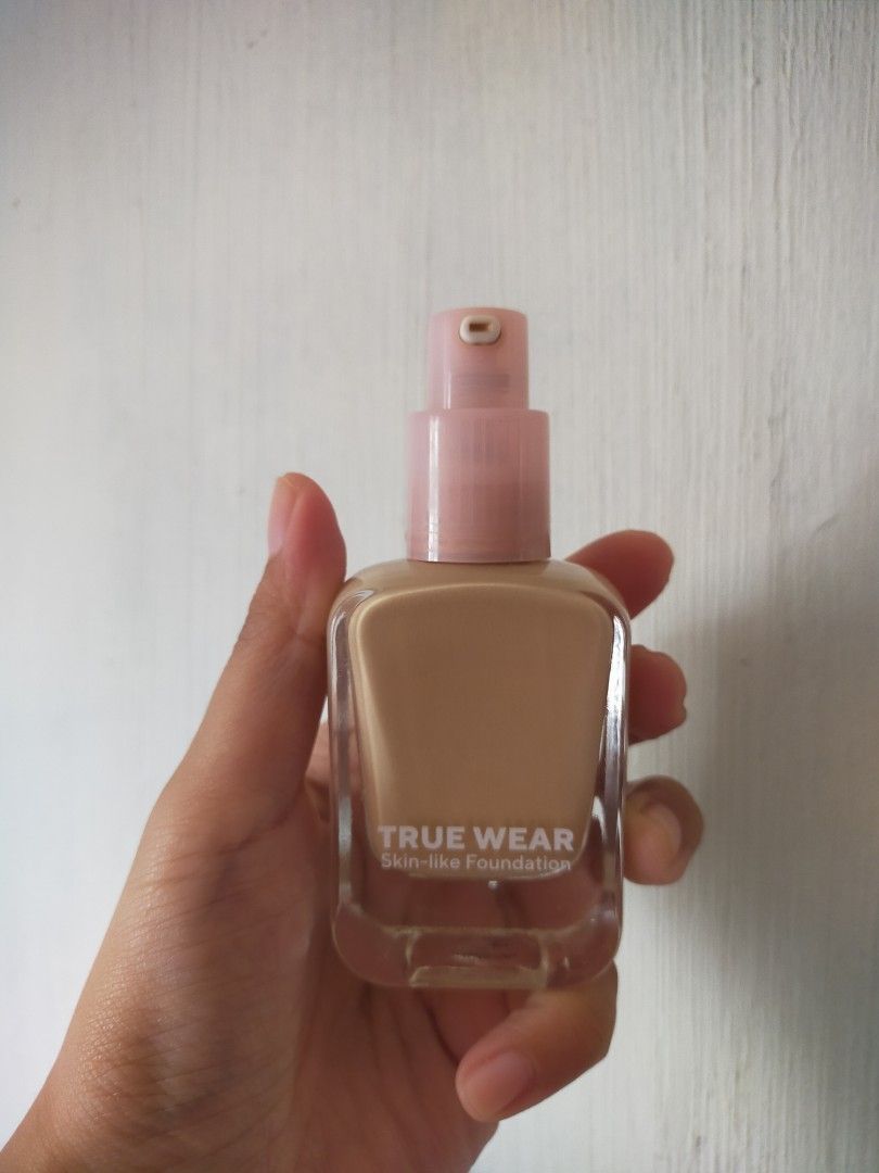 TRUEWEAR 4D Skin-Like Foundation 30ML (Category: Makeup) located in Santo Tomas. Submitted by zenzenzennaya (Listing ID 1454834818, Image 3). Description: - TRUEWEAR 4D Skin-Like Foundation - 30ml bottle size - Creates a natural, skin-like finish - Perfect for everyday makeup - Packaging: Light pink box - Bottle: Clear glass with pink pump dispenser and cap Rfs: switched/focusing on skincare True wear vice co light warm - minsan lang nagamit, (ex