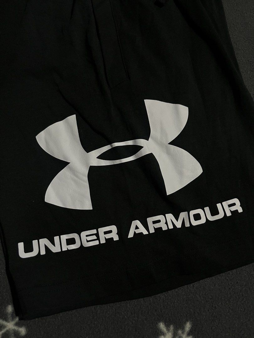 Under Armour Shorts (Category: Shorts) located in Maribojoc. Submitted by nayer (Listing ID 1454779632, Image 3). Description: Und3r Arm0ur Men’s Shorts Sportstyle Cotton Graphic Black W/ 2 pockets Like new 10/10 color rate Medium on tag AD: W29-34 * L18.5 Above the knee.