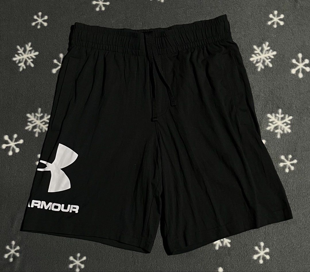 Under Armour Shorts (Category: Shorts) located in Maribojoc. Submitted by nayer (Listing ID 1454779632, Image 2). Description: Und3r Arm0ur Men’s Shorts Sportstyle Cotton Graphic Black W/ 2 pockets Like new 10/10 color rate Medium on tag AD: W29-34 * L18.5 Above the knee.