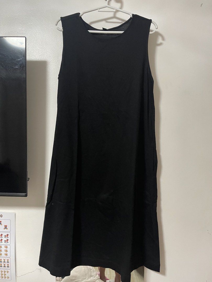 Uniqlo Dress (Category: Dresses) located in Taguig. Submitted by declutterwmeeeeee (Listing ID 1454920762, Image 1). Description: M-L size .