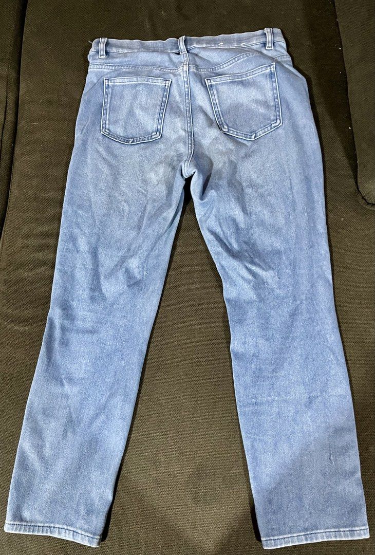 Uniqlo Leggings Jeans (Category: Jeans) located in Quezon City. Submitted by anjigurl007 (Listing ID 1454851782, Image 3). Description: Uniqlo Skinny Jeans/Leggings Jeans - signs of wear and small stain - overall still good condition - Size Large.
