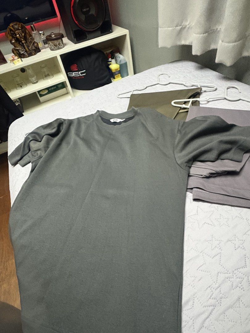uniqlo original tshirt (Category: Formal Shirts) located in Cavite. Submitted by devz1990 (Listing ID 1454880449, Image 2). Description: uniqlo oversize tshirt arism 500 per each item additional discount if you take all 3 nabili ko sa sm bacoor uniqlo branch masyado maliit for me .