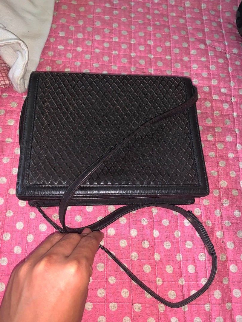 valentino garavani sling (Category: Luxury Bags & Wallets) located in Panabo. Submitted by albasinser75897 (Listing ID 1454775809, Image 2). Description: vintage valentino garavani.