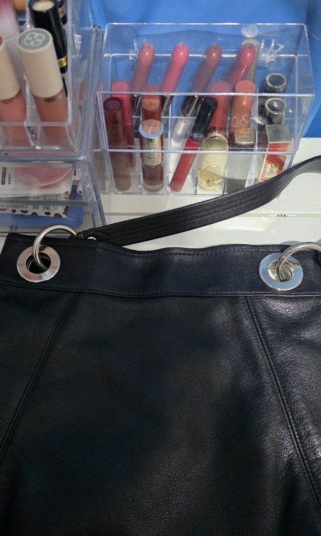 Vintage Coach Ashley vertical bag (Category: Luxury Bags & Wallets) located in Manila. Submitted by declutterforbtsticket (Listing ID 1442423598, Image 3). Description: .