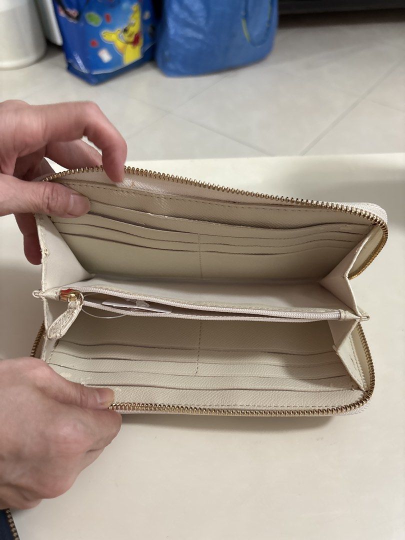 wallets (Category: Bags & Wallets) located in Singapore. Submitted by irene87363 (Listing ID 1454848524, Image 3). Description: 50 |50 20|10 (both sold) wallets are brand new, unused. kept in storage. bottom right wallet has some peeling (in pic 6 & 7).