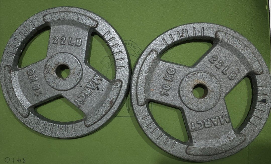 Weight plate (Category: Weights & Dumbbells) located in Singapore. Submitted by meimilly (Listing ID 1454890121, Image 1). Description: 1pc $18 2pc $35 hole=3cm, size = 29cm.