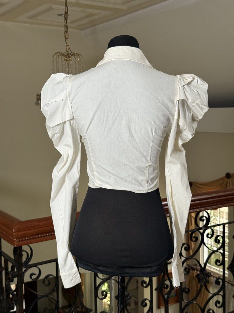 White longsleeves Top With Puff sleeves (Category: Longsleeves) located in Makati City. Submitted by VersatileBabe (Listing ID 1454943128, Image 3). Description: .