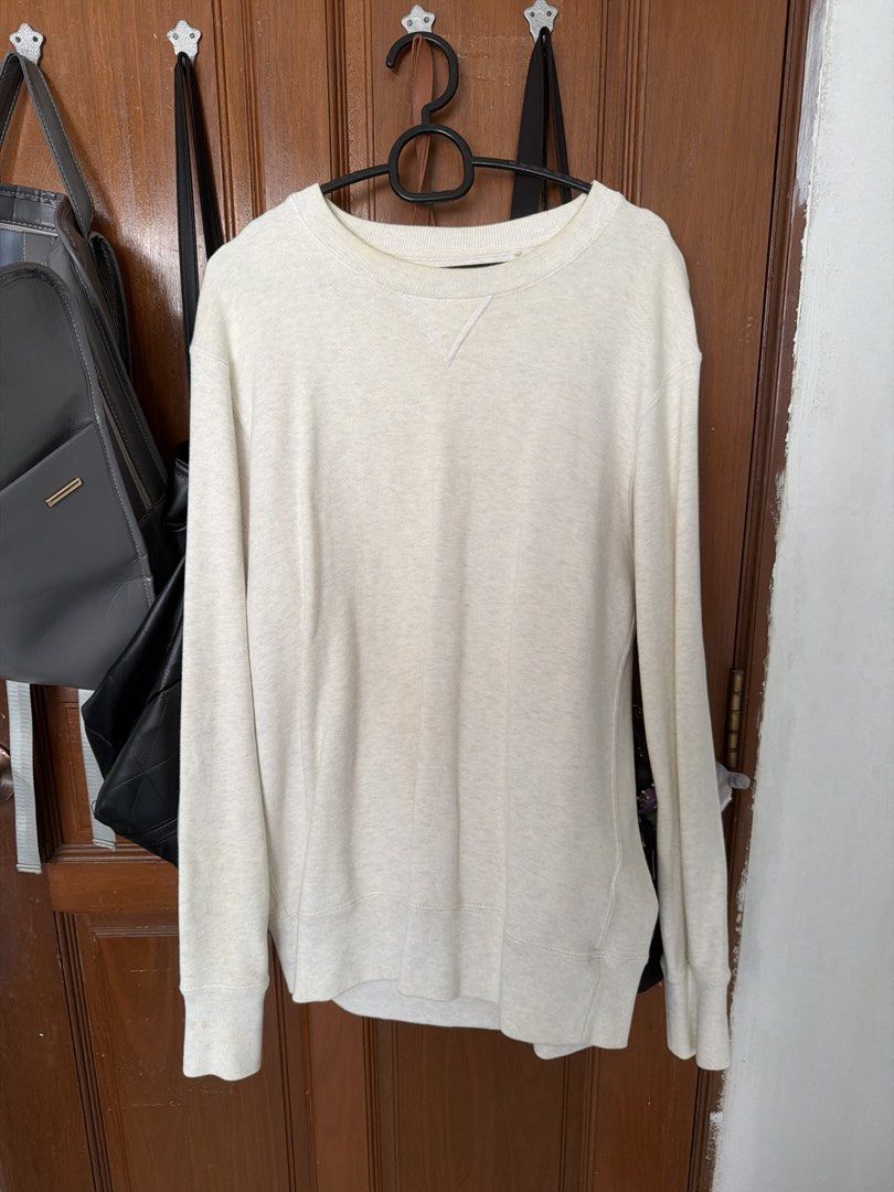 White PullOver (Category: Coats, Jackets and Outerwear) located in Singapore. Submitted by byjaydefi (Listing ID 1454791035, Image 1). Description: - Brand: H&M - Type: Pullover - Color: White - Size: M - Condition: Good - Features: Crew neck with V-stitch detail - Style: Casual, versatile - Meetup location: Hougang 1.