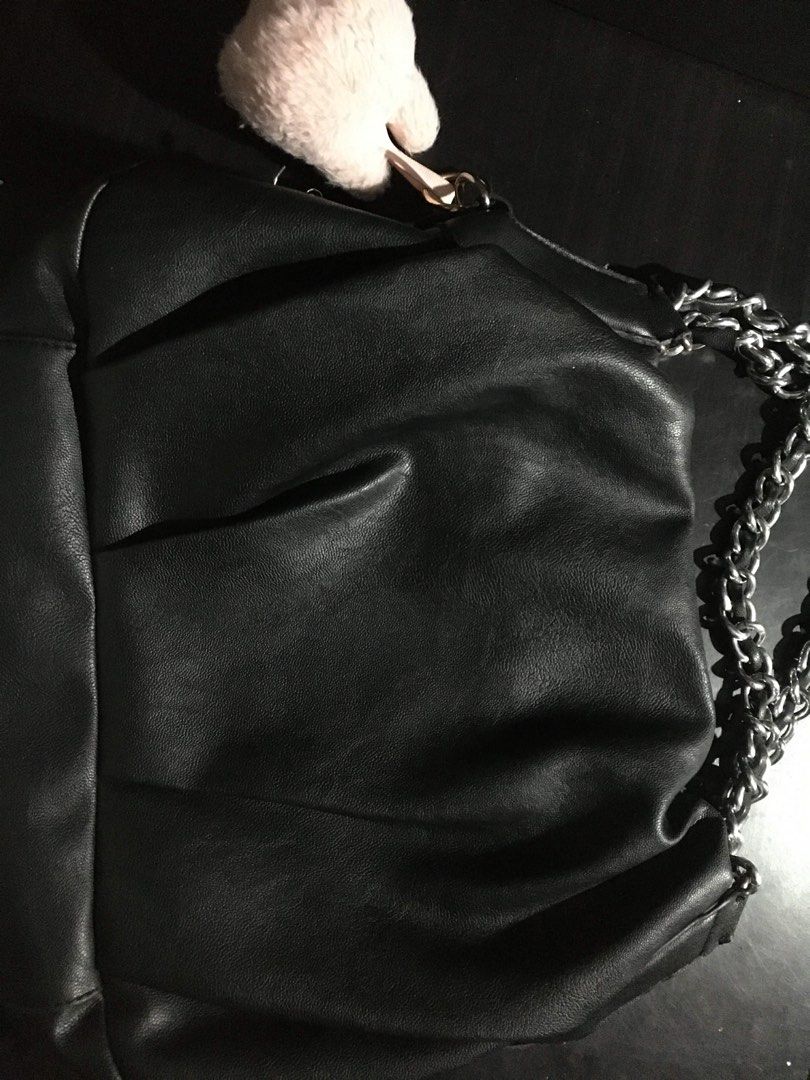 Y2K Vintage Black Leather Guess Shoulder Bag (Category: Luxury Bags & Wallets) located in Manila. Submitted by chlo_0925 (Listing ID 1454898029, Image 3). Description: ˚ ༘ VINTAGE GUESS BAG ✨⋆˚꩜｡ preloved / authentic guess Features: • Stylish silver chain strap • Multiple front zipper pockets for easy access • Spacious interior with a Guess logo • Internal zippered compartment for secure storage • Ideal for everyday wear and versatile styling! .