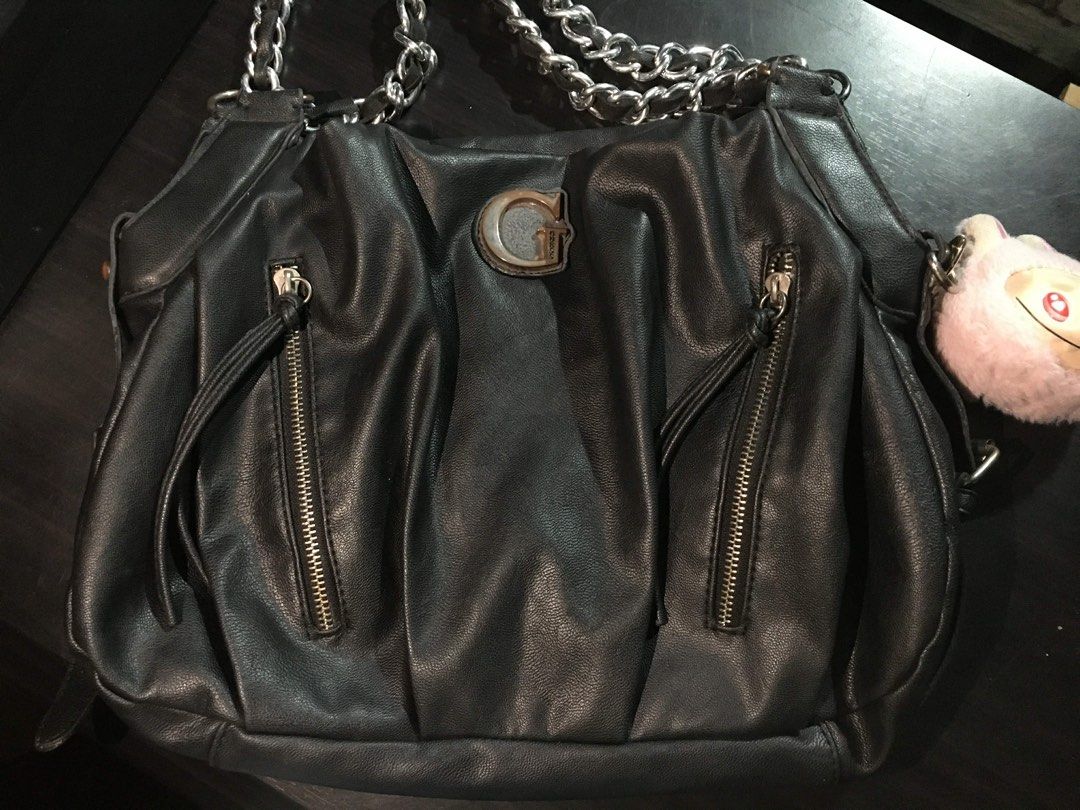 Y2K Vintage Black Leather Guess Shoulder Bag (Category: Luxury Bags & Wallets) located in Manila. Submitted by chlo_0925 (Listing ID 1454898029, Image 2). Description: ˚ ༘ VINTAGE GUESS BAG ✨⋆˚꩜｡ preloved / authentic guess Features: • Stylish silver chain strap • Multiple front zipper pockets for easy access • Spacious interior with a Guess logo • Internal zippered compartment for secure storage • Ideal for everyday wear and versatile styling! .
