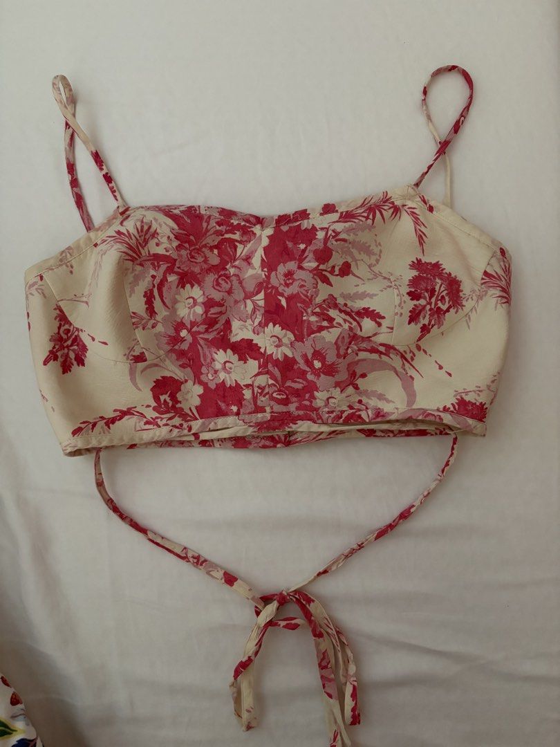 Zara Floral Cropped Top (Category: Sleeveless) located in Muntinlupa City. Submitted by monicaleonor (Listing ID 1454814796, Image 1). Description: - barely used - good condition - fits size s to m .