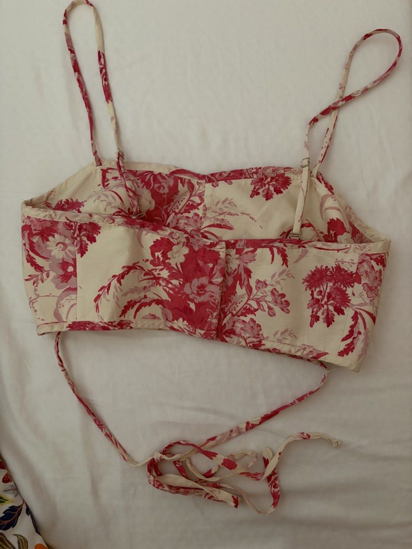 Zara Floral Cropped Top (Category: Sleeveless) located in Muntinlupa City. Submitted by monicaleonor (Listing ID 1454814796, Image 2). Description: - barely used - good condition - fits size s to m .