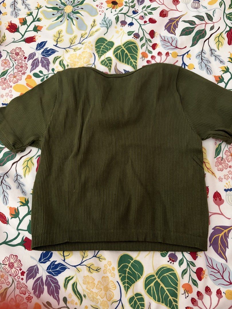 Zara Green Cropped Ribbed Shirt (Category: Blouses) located in Muntinlupa City. Submitted by monicaleonor (Listing ID 1454815595, Image 2). Description: - cropped and tight fit .