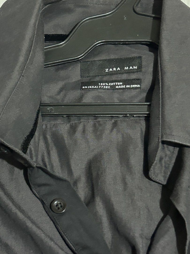 ZARA MAN Black Long Sleeve Button Up Shirt (Category: Tshirts & Polo Shirts ) located in Bautista. Submitted by aldringarciaaa (Listing ID 1454882158, Image 2). Description: - ZARA MAN Black Button-Up Shirt - 100% Cotton - Long sleeves with button cuffs - Classic collar - Simple and versatile for any occasion - Great for dressing up or down.