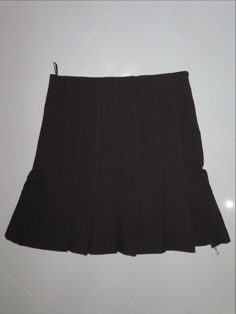 Zara Plaid Pleated Skirt (Category: Skirts) located in Pasay City. Submitted by 500below (Listing ID 1454900959, Image 1). Description: Worn: 2x .