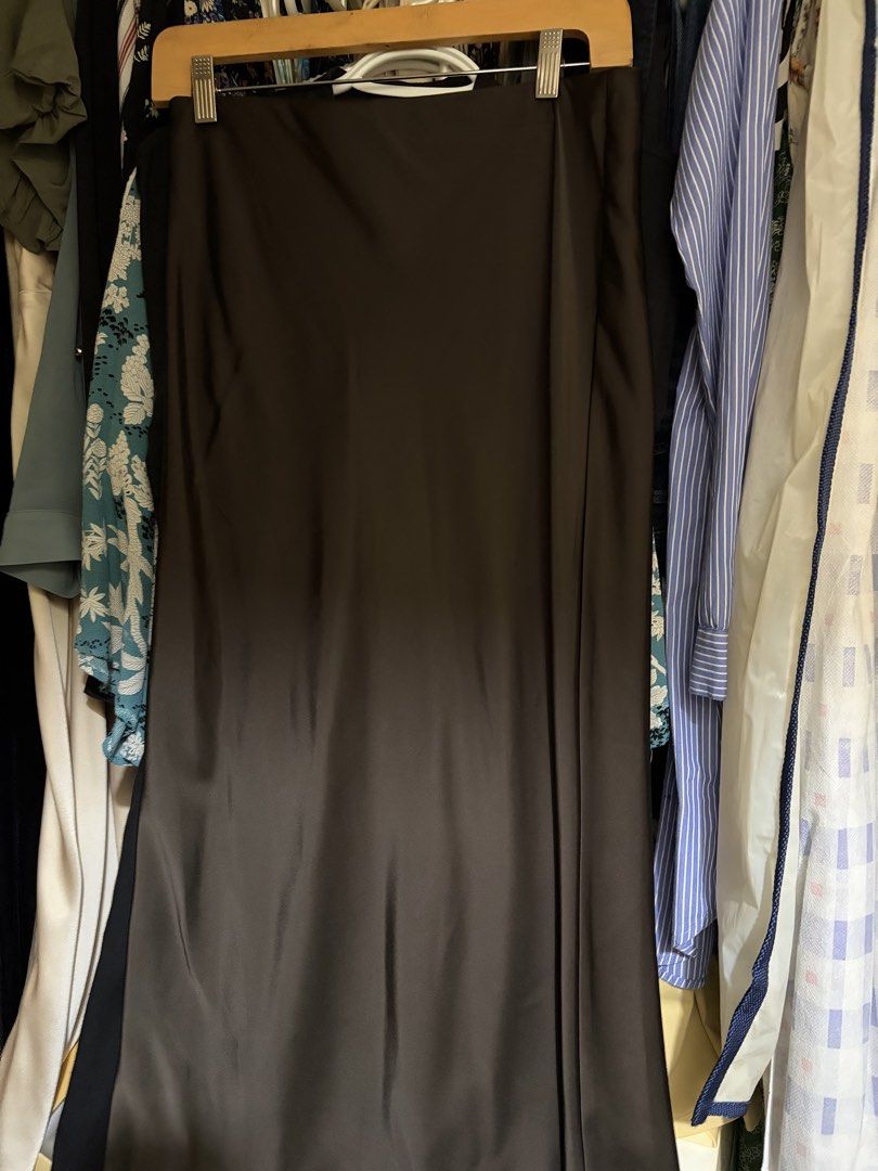 Zara Satin Midi Skirt - Brown (Category: Skirts) located in Quezon City. Submitted by herprelovedd (Listing ID 1454915935, Image 1). Description: .