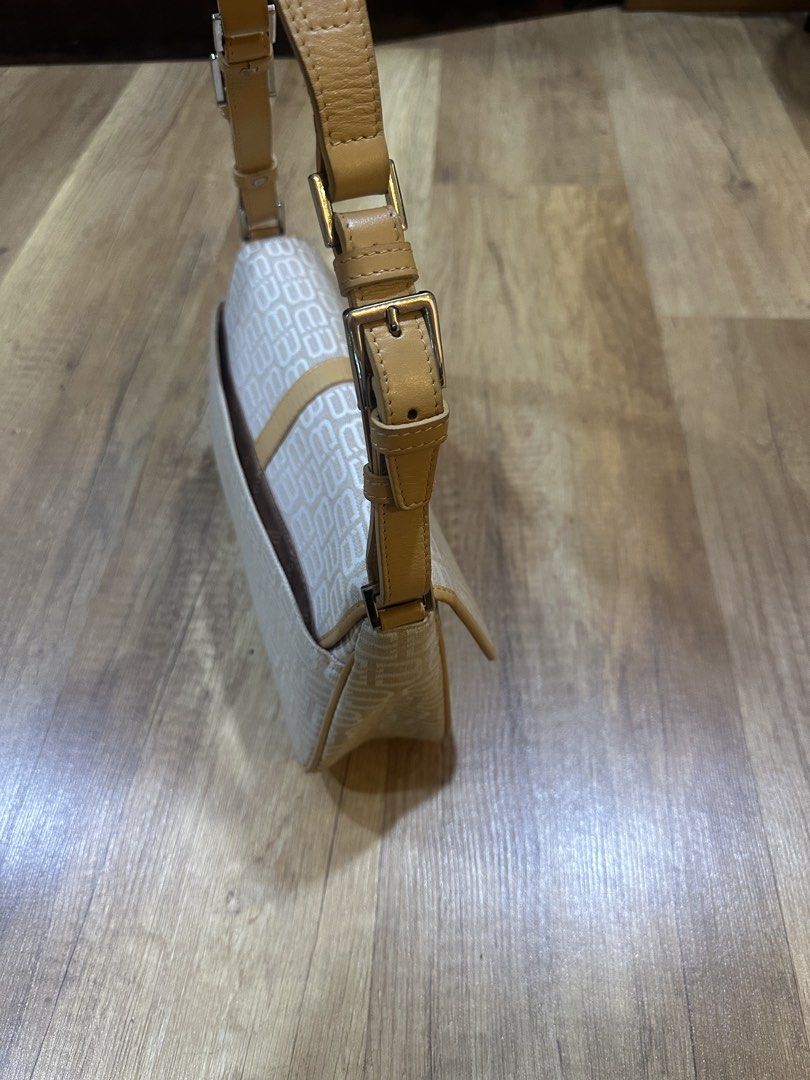 - (Category: Shoulder Bags) located in Sepang. Submitted by the_reloved_edit (Listing ID 1454968627, Image 3). Description: -.