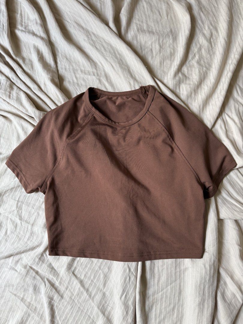 Activewear Slim-Fit Crop Top (Category: Activewear) located in Imus. Submitted by curataa (Listing ID 1455044900, Image 2). Description: • Condition: Pre-Loved, no issue • Size: XS - Small • Material: Dryfit • Color: Choco Brown PHP 50.