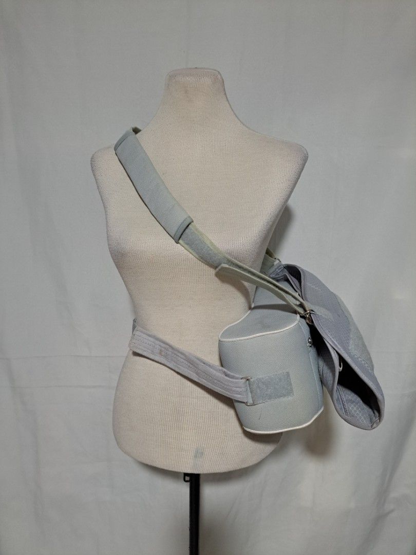 Adjustable Shoulder Brace Support Strap (Category: Braces, Support & Protection) located in Quezon City. Submitted by sbvdmanaog (Listing ID 1455012402, Image 1). Description: - Grey shoulder brace - Adjustable straps for a custom fit - Secure velcro closures - Breathable mesh material - Provides shoulder support - Ideal for recovery or daily wear - Easy to put on and take off.