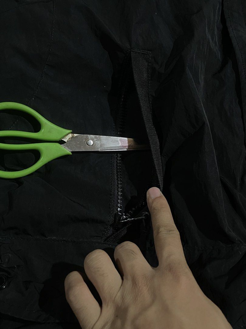 ARCHIVE ARMANI EXCHANGE UTILITY ASYMMETRICAL ZIP MULTI POCKET JACKET (Category: Luxury Apparel) located in Cagayan de Oro. Submitted by patrickjam03829 (Listing ID 1455093516, Image 3). Description: width 22.5 length 28 adjustable issue my stain lang sa loob not visible overaall sobrang ganda pa condi water proof.