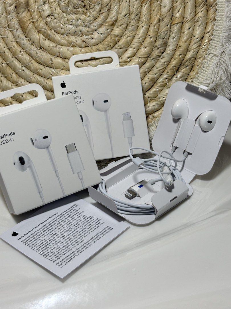 Authentic Apple EarPods – Lightning & USB-C | Brand New (Category: Earphones) located in Manila. Submitted by reyshel.t (Listing ID 1455051024, Image 1). Description: 🎧 AUTHENTIC APPLE EARPODS ✔️ Authentic Apple product ✔️ Available in Lightning & USB-C ✔️ Clear and balanced sound ✔️ Comfortable classic EarPods design ✔️ With original-style packaging ✔️ Perfect for everyday music, calls & videos.