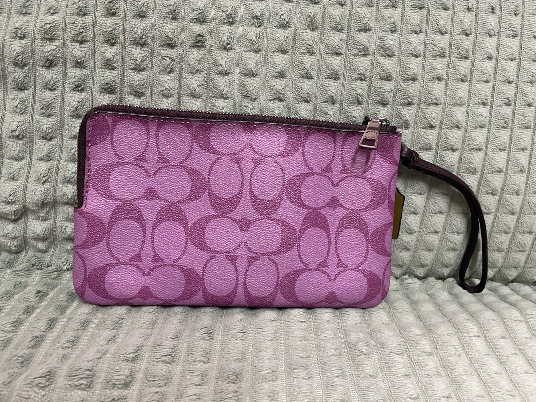 Authentic brand new coach double zip 2 color wrislet (Category: Luxury Bags & Wallets) located in Caloocan City. Submitted by prelovedbybets (Listing ID 1455012802, Image 2). Description: 7.75x4.75 inches bought in usa 2 colors wrislet .