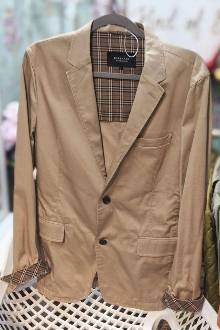 Authentic Burberry Coat Size L (Category: Coats, Jackets and Outerwear) located in Aguinaldo. Submitted by designerlaneph (Listing ID 1455106783, Image 1). Description: Previously owned Burberry coat size large 💯% authentic in mint condition free shipping onhand.