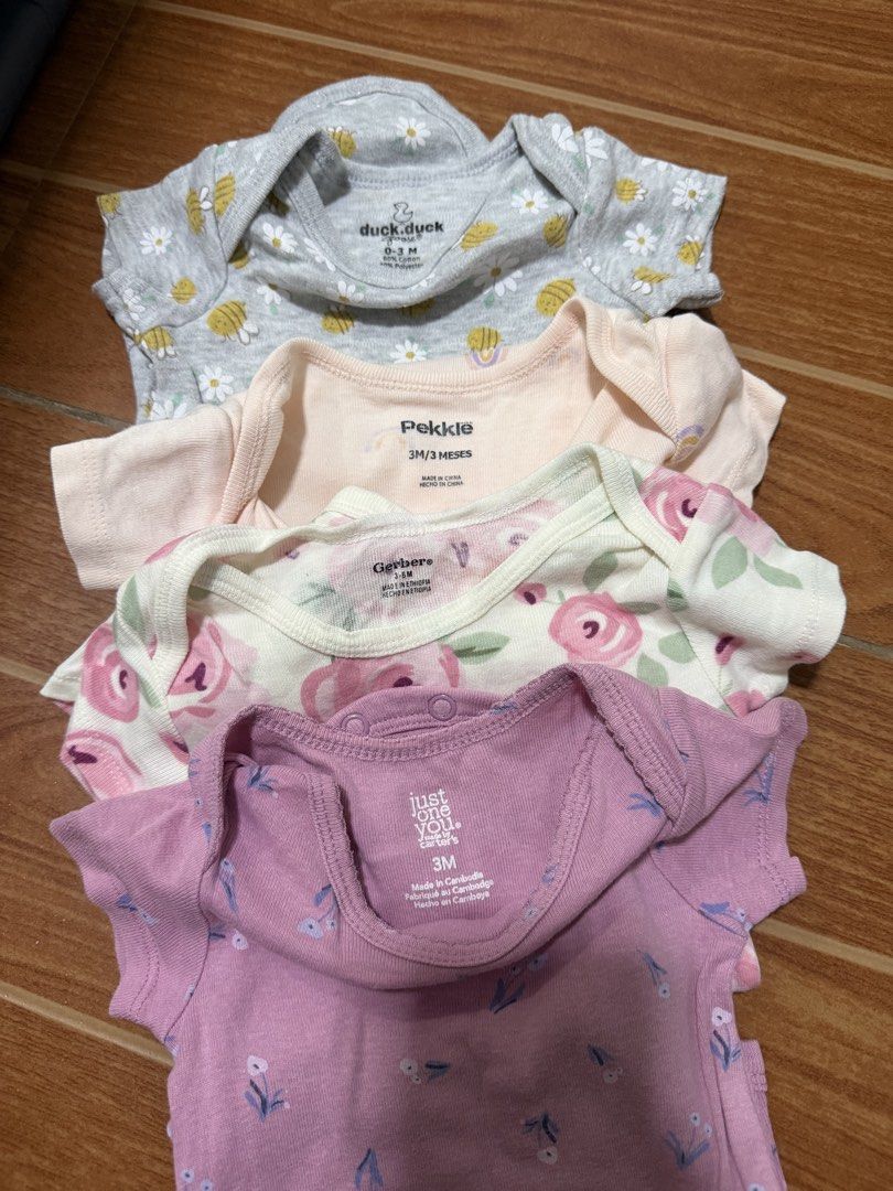 Baby onesies (Category: Babies & Kids Fashion) located in San Fernando. Submitted by epreloveditems (Listing ID 1455110523, Image 2). Description: - Bundle of 4 baby bodysuits - Size: 3 months - Brands include: Gerber, Pekkle, Just One You, Duck Duck - Adorable prints: rainbows, bees, daisies, roses, and small flowers - Ideal for everyday wear.