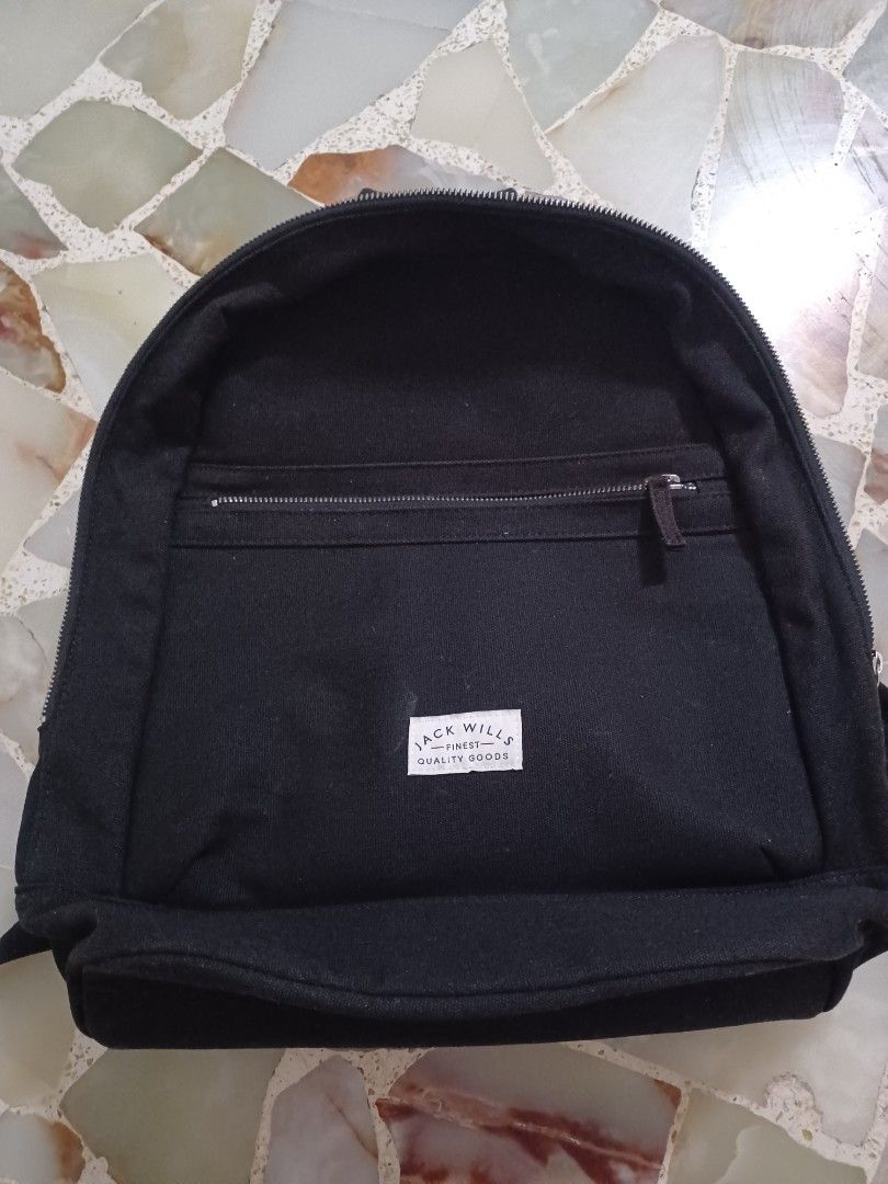 Back pack (Category: Backpacks) located in Singapore. Submitted by doreenlk (Listing ID 1455085892, Image 3). Description: .