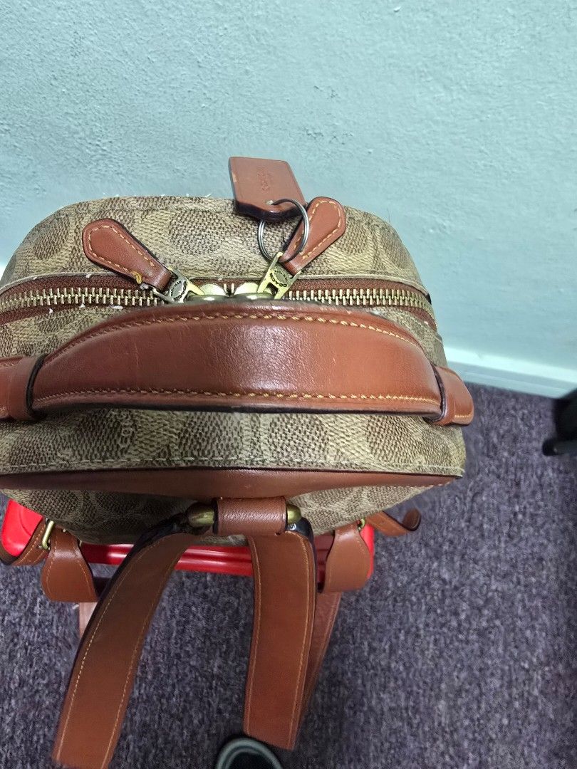 Backpack (Category: Backpacks) located in Singapore. Submitted by sanmyengtan (Listing ID 1455041996, Image 3). Description: used but good collect anyday at jlan sultan nearby mrt Lavander.