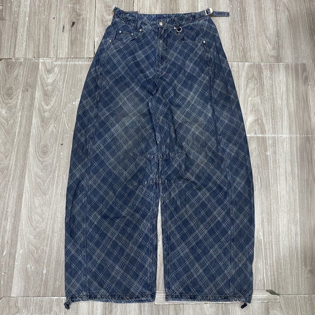 Bad Blood Blue Plaid Barrel Jeans (Category: Jeans) located in Batad. Submitted by .dresshttps (Listing ID 1454985484, Image 1). Description: Waist: 32 Length: 45 Like new No flaws.