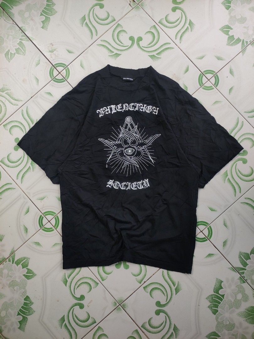 BALENCIAGA DISTRESS (Category: Luxury Apparel) located in Tumauini. Submitted by ken_thrift (Listing ID 1454972364, Image 1). Description: BALENCIAGA FREE YOUR ON MIND WIDTH 21 LENGTH 29.5 ISSUE ❌ EXCELLENT CONDITION COLOR RATE 9.8/10 PRICE DM 📥.