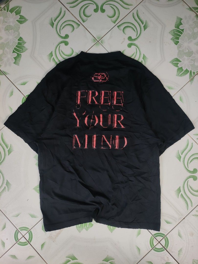 BALENCIAGA DISTRESS (Category: Luxury Apparel) located in Tumauini. Submitted by ken_thrift (Listing ID 1454972364, Image 2). Description: BALENCIAGA FREE YOUR ON MIND WIDTH 21 LENGTH 29.5 ISSUE ❌ EXCELLENT CONDITION COLOR RATE 9.8/10 PRICE DM 📥.
