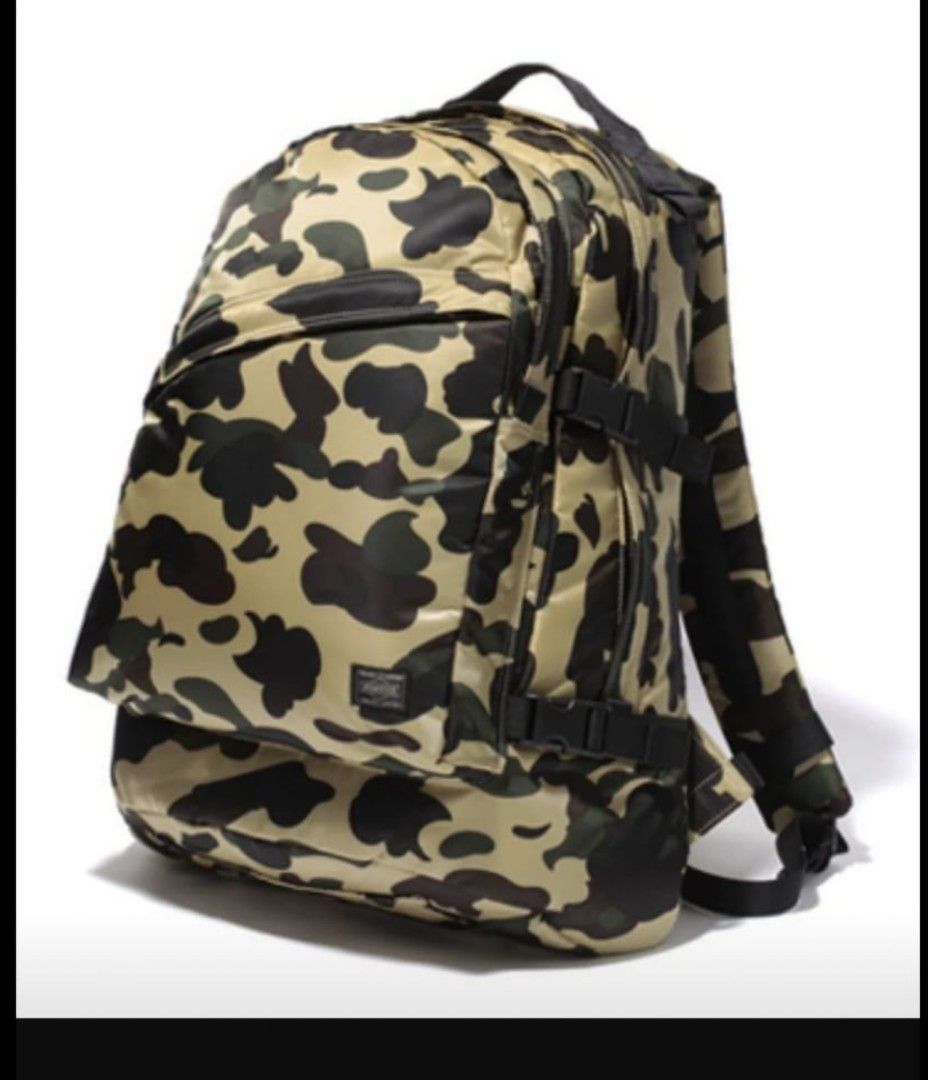 Bape x PORTER 聯名迷彩背包 Backpack 絕版 （分類：背包）位於 Hong Kong。 由 sunsing1901 提交（商品編號 1451972716，圖片 2）。簡介： PORTER 嘅背包，招牌迷彩圖案，好搶眼。尼龍質料，應該幾襟用。有扣位同拉鏈，裝野好方便。適合返工返學或者去旅行用。。