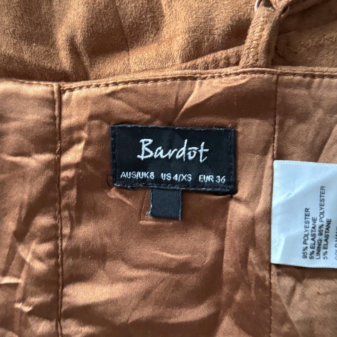 Bardot Faux Suede Bustier Crop Top (Category: Others Tops) located in Antipolo. Submitted by rosywardrobe (Listing ID 1455099666, Image 2). Description: 🎀 MAKE READING A HABIT 🎀 • No order form, no reservation! • Strictly 1 day reservation • Payment first before order processing • No return, No exchange • Don’t make an offer if you’re not 100% sure • No shipping every weekends — PAYMENT CHANNELS — • GCash • Gotyme • Maya • BDO • BPI • Unionbank
