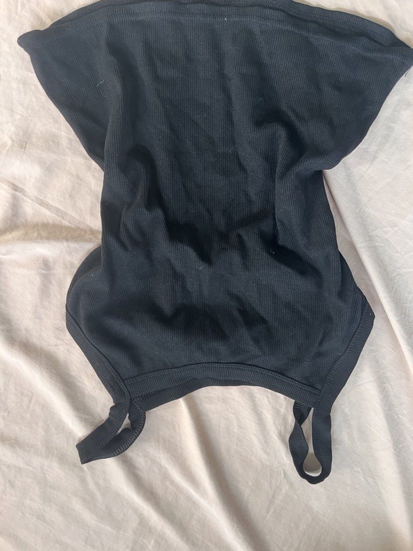 CLEARANCE!!! basic tops (Category: Sleeveless) located in Singapore. Submitted by chateraisecreampuff (Listing ID 1455057191, Image 2). Description: fits xs-s clearing basic tops - all either not worn/ worn once selling all for $6 or $2/pc good for layering or js a casual fit😊.