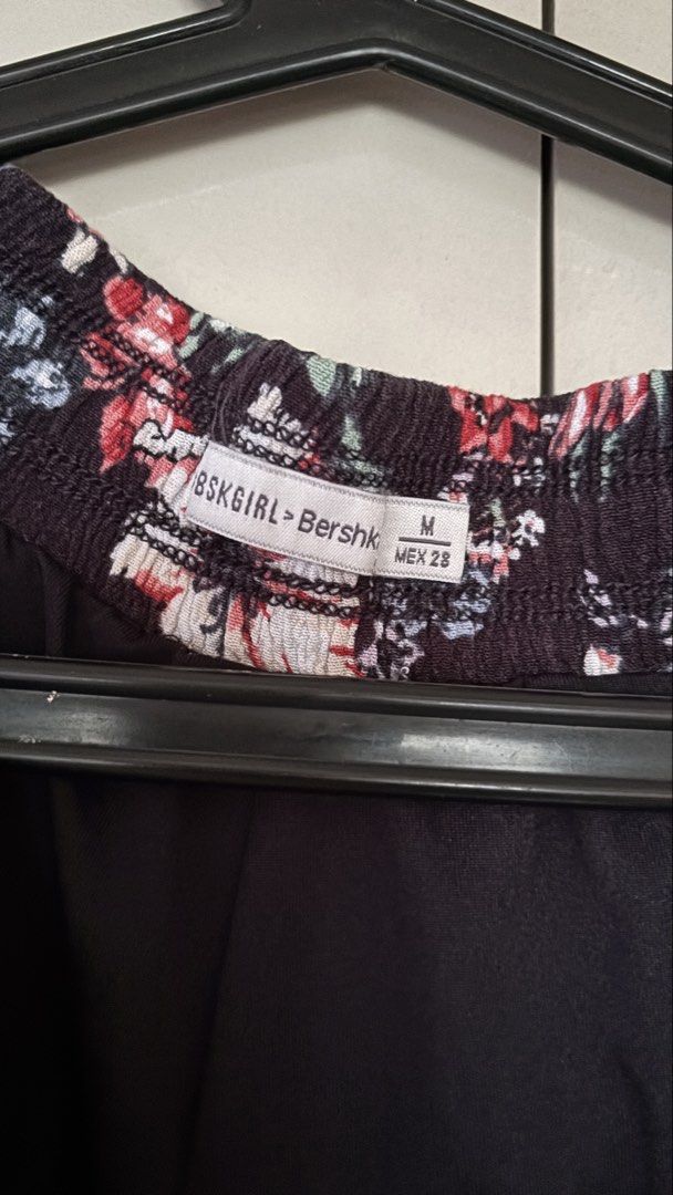 Bershka Floral Shorts Size M (Category: Shorts) located in Manila. Submitted by daisiestuffph (Listing ID 1454984645, Image 3). Description: - Cute floral print shorts from Bershka - Elastic waistband with adjustable drawstring - Trendy frayed hem detail - Ideal for lounging or casual wear - Size: Medium (M).