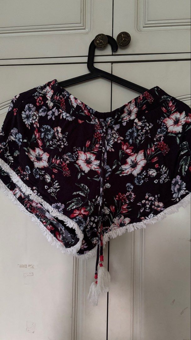 Bershka Floral Shorts Size M (Category: Shorts) located in Manila. Submitted by daisiestuffph (Listing ID 1454984645, Image 1). Description: - Cute floral print shorts from Bershka - Elastic waistband with adjustable drawstring - Trendy frayed hem detail - Ideal for lounging or casual wear - Size: Medium (M).