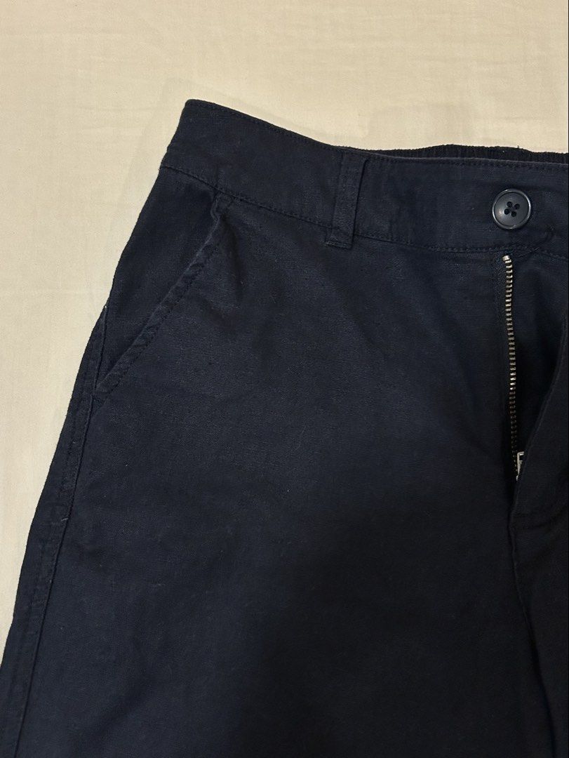 Bossini Navy Blue Straight Leg Pants (Category: Other Bottoms) located in Quezon City. Submitted by m4delineee (Listing ID 1455128312, Image 2). Description: - size: XS - navy blue pants, straight-cut, w/ pockets from bossini.