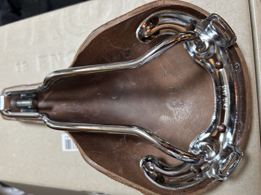 Brooks Swift 真皮單車凳 （分類：單車）位於 Hong Kong。 由 fishcaro 提交（商品編號 1455086215，圖片 3）。簡介： 接近全新，搬屋清屋出售 只裝車試過一次 仲未break in Brown。