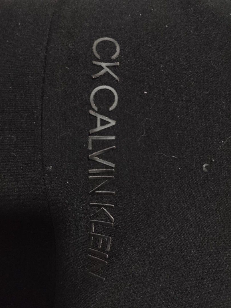 CALVIN KLEIN GEOMETRIC/ABSTRACT CREWNECK SWEATSHIRT (Category: Coats, Jackets and Outerwear) located in Mexico. Submitted by thethrift010203 (Listing ID 1455041932, Image 3). Description: AUTHENTIC/LEGIT CALVIN KLEIN GEOMETRIC/ABSTRACT CREWNECK SWEATSHIRT Color : BLACK Fabic : 81% COTTON 15% POLYESTER 4% SPANDEX Size on tag: XL kasya sa LARGE to XL fit sa XXL Sobrang ganda, Comfortable, STRETCHABLE Width : 24 Length : 30 Condition : GOOD CONDITIO