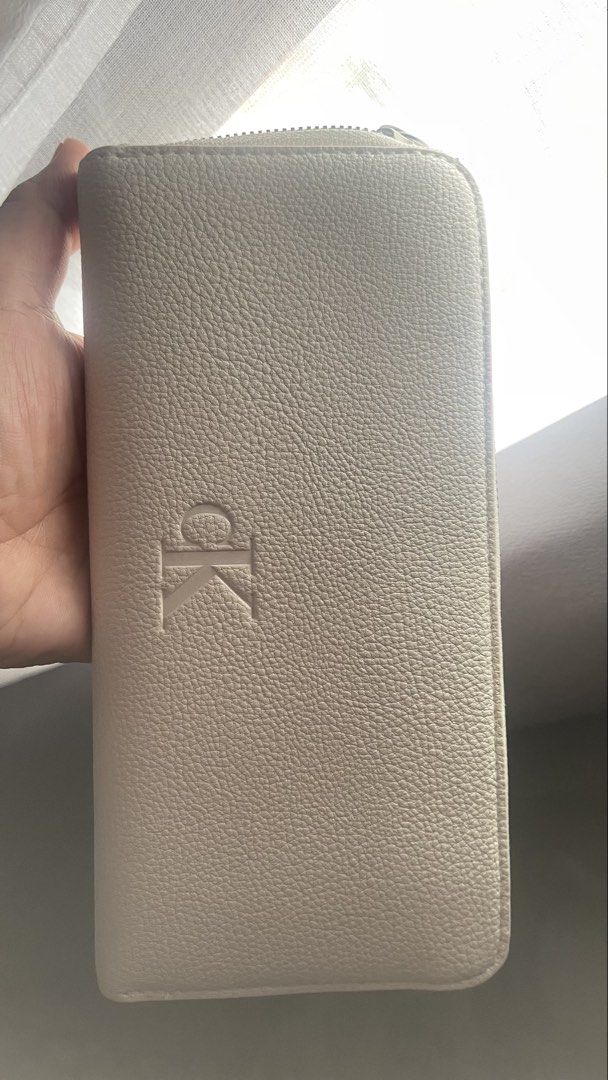 Calvin Klein zip around wallet brandnew (Category: Wallets & Card holders) located in Quezon City. Submitted by itsallaboutstuffphbya (Listing ID 1455127252, Image 2). Description: Brandnew. Sf by the buyer..