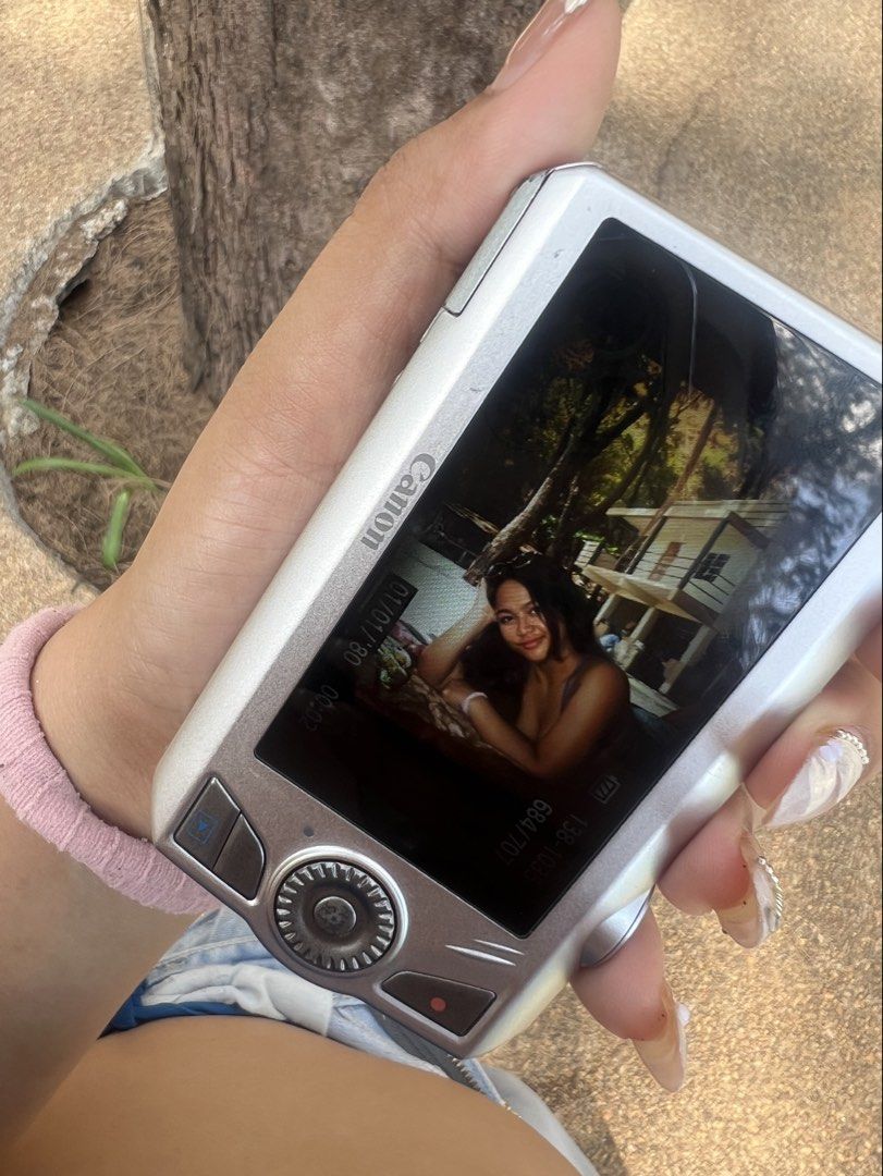 Canon Ixus 1000 hs | PowerShot SD4500 IS (Category: Cameras) located in Caloocan City. Submitted by gandatch (Listing ID 1454901804, Image 3). Description: CANON IXUS 1000HS (RARE) 10 mp 10x zoom CMOS sensor Ganda netooo ea Also known Canon ixy 50s Digi’s Inclusions • Original Battery • Original Charger • Mermory Card • Card reader(ios) ~ light Icd vignette.